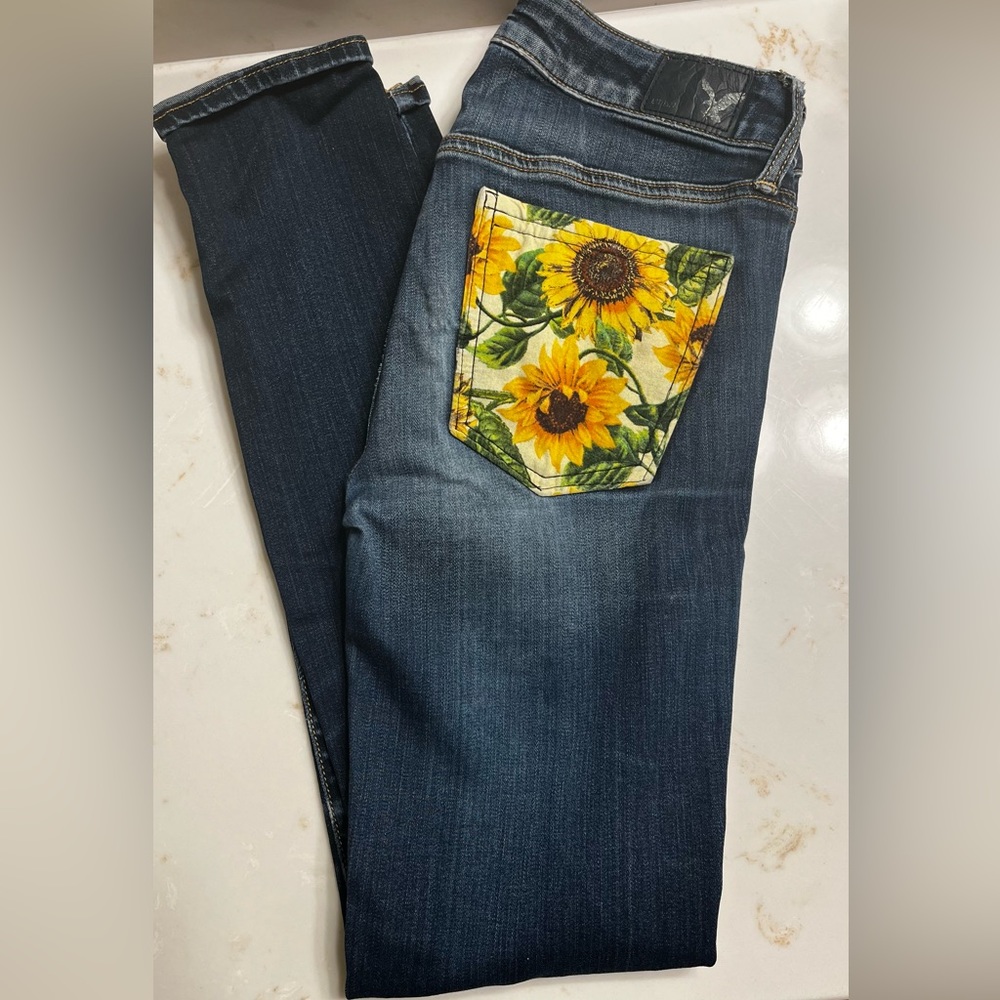 CUTEST AEO Sunflower Patchwork Jeans